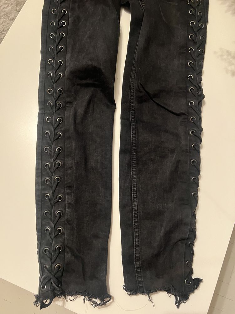 Spodnie zara czarne jeansy modne ze sznureczkiem