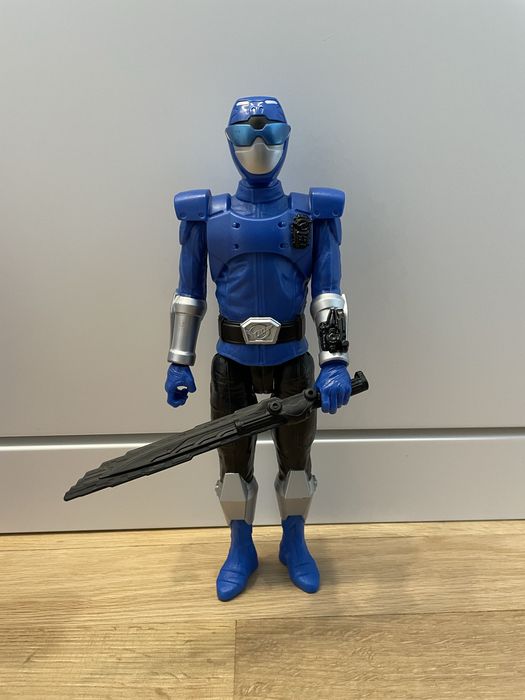 Bonecos Marvel e Power Rangers