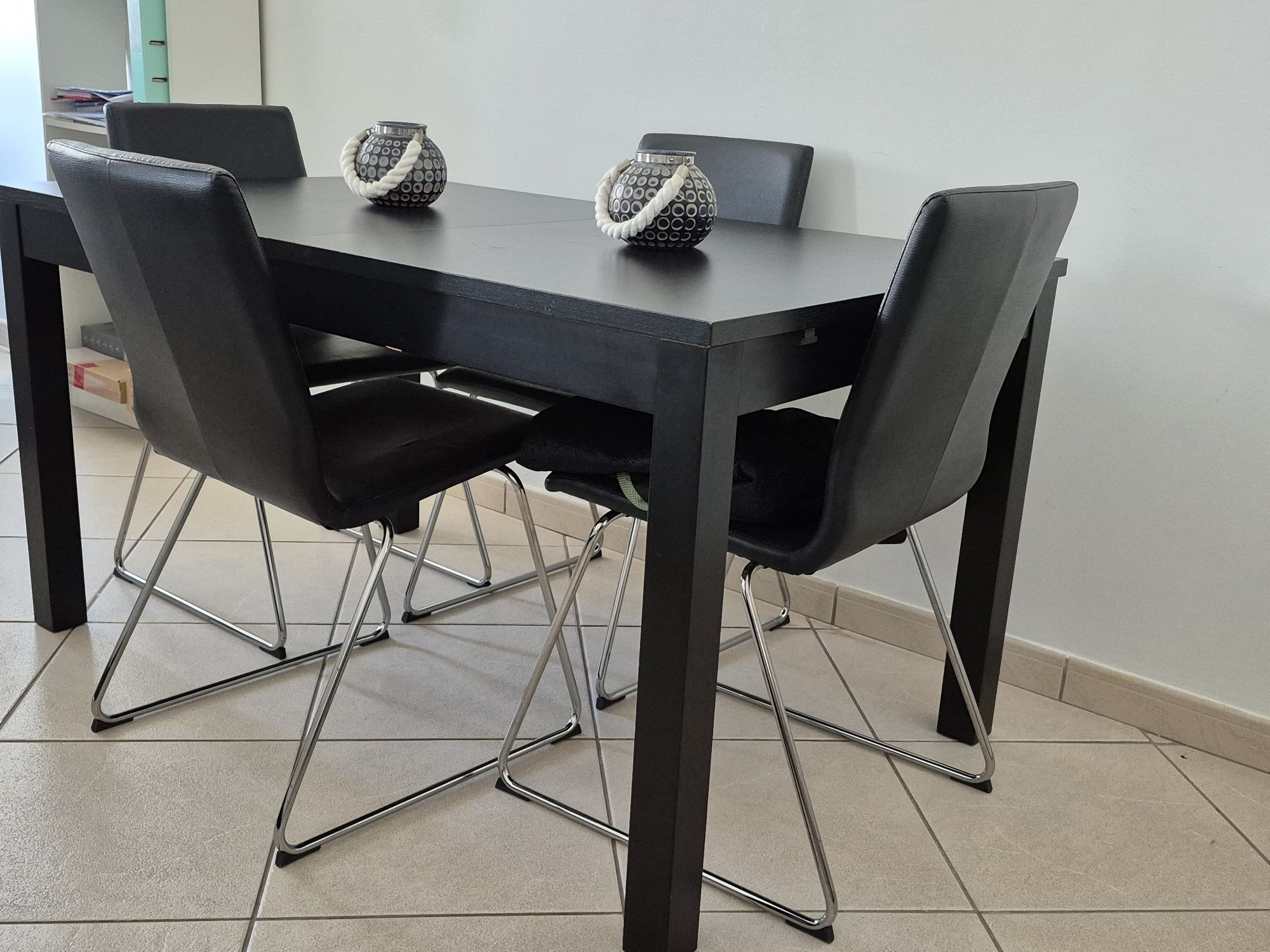 Mesa extensível Ikea com 4 cadeiras.