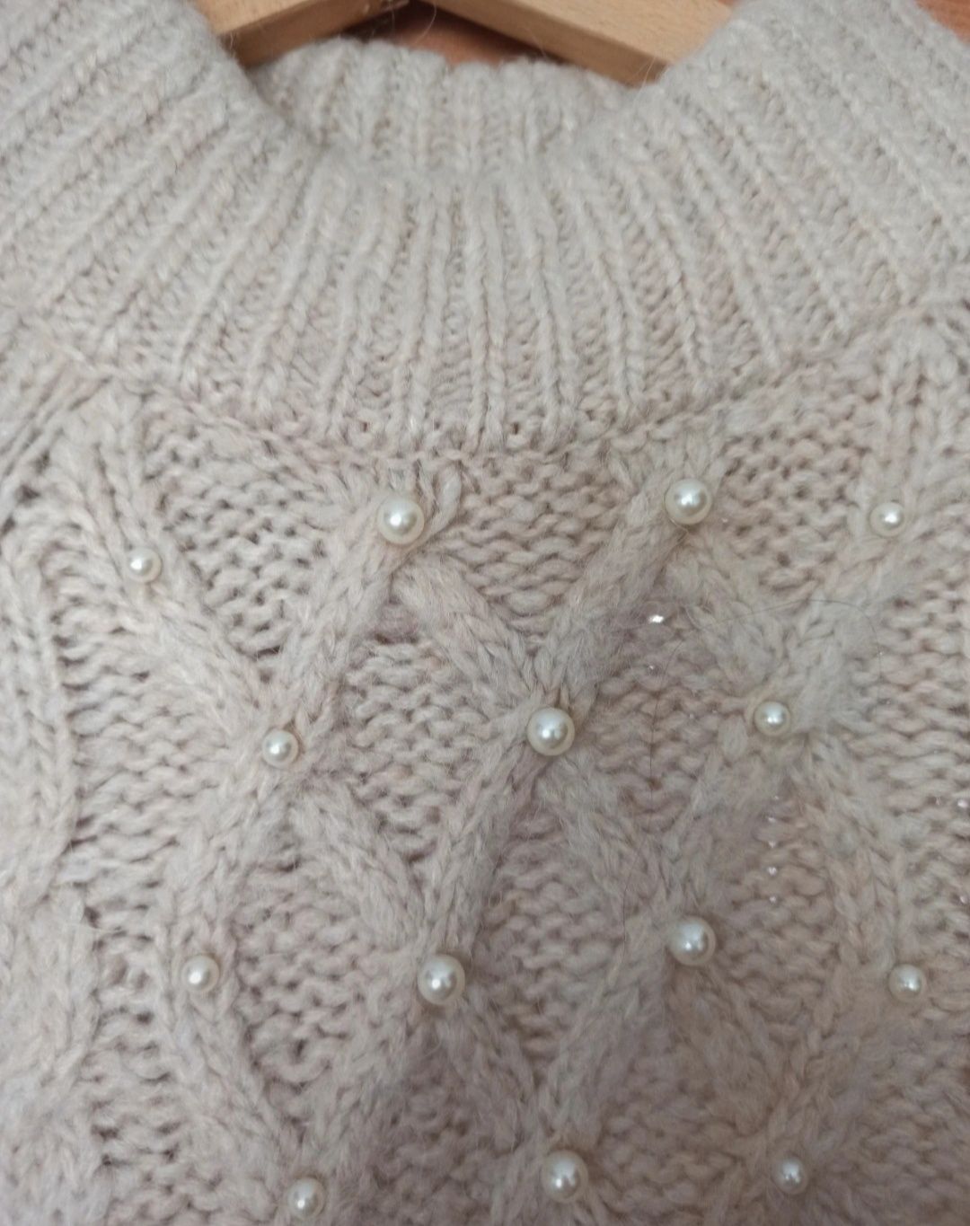 Sweter z perełkami ozdobny wełna w składzie półgolf