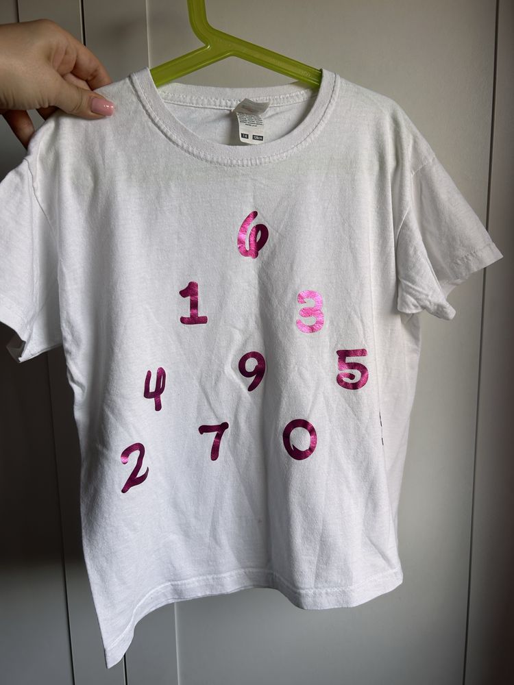 Biała bluzka z numerkami dla dziewczynki T-shirt fruit of the loom 128