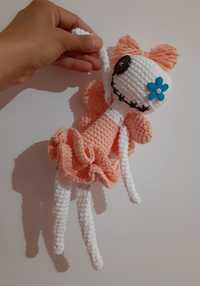 Fada gótica cor de rosa em crochet amigurumi