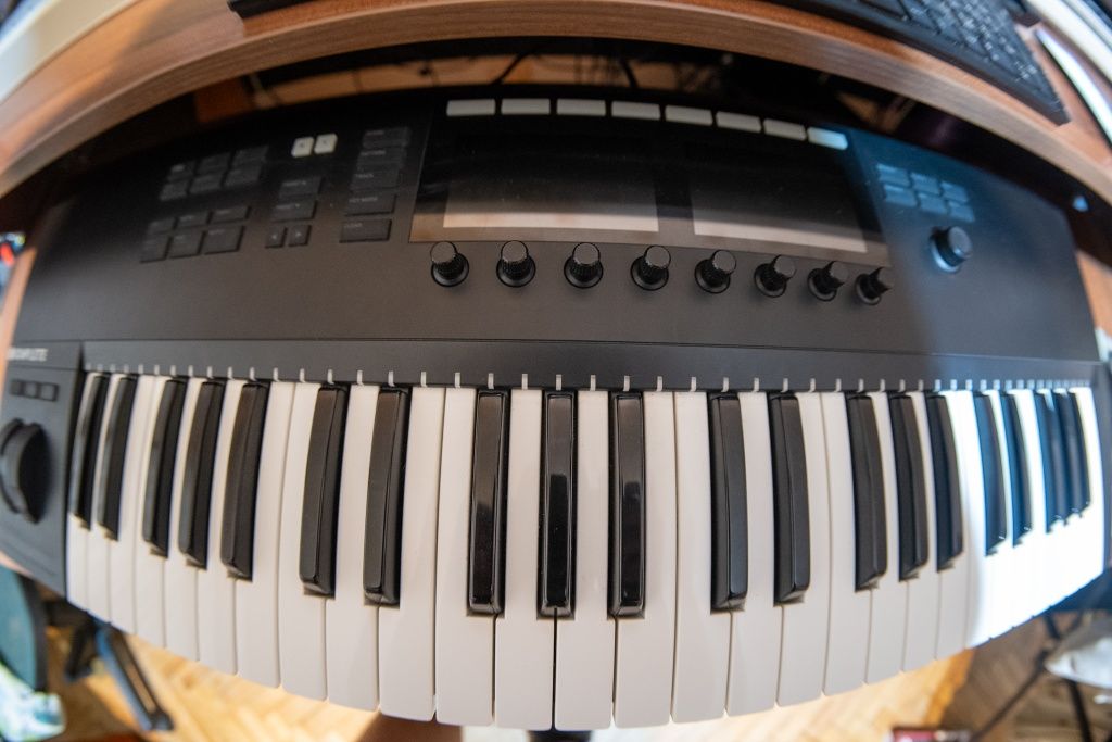 Продам миди клавиатуру Native Instruments KOMPLETE Kontrol S49 MK2