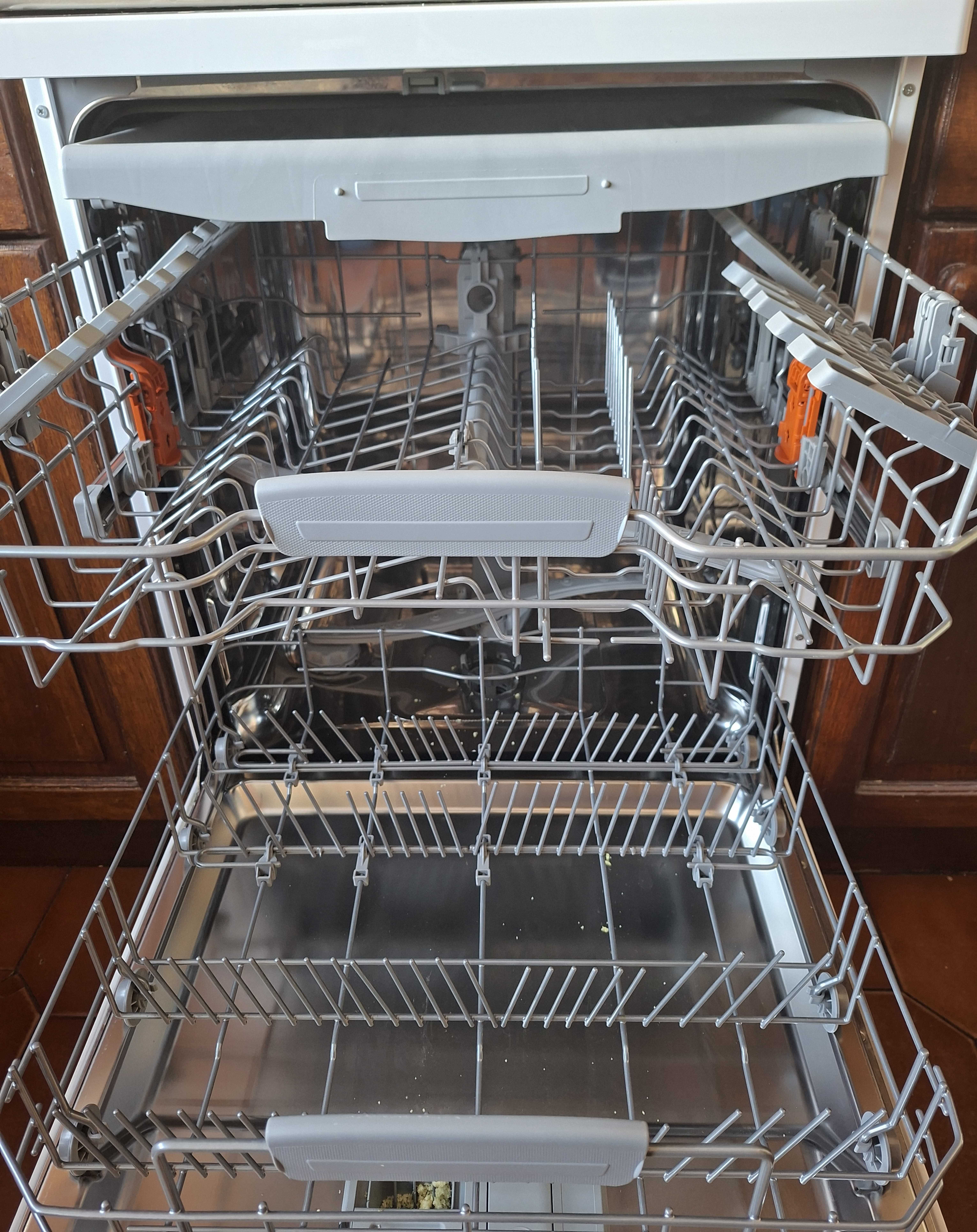 Máquina de lavar loiça Hotpoint HFC 3C26 F com 3 anos