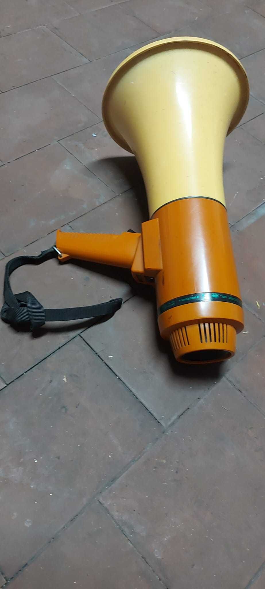 Megafone antigo...funciona com pilhas