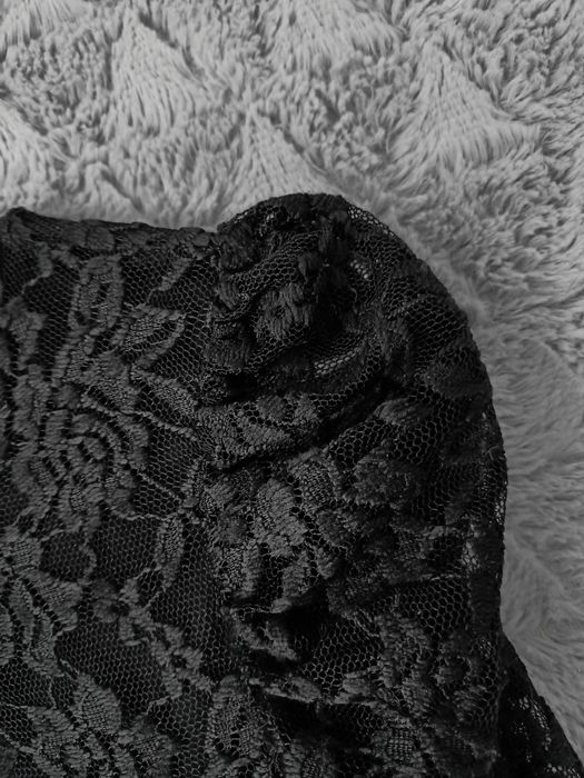 Elegancka sukienka koronkowa midi, czarna z długim rękawem Only