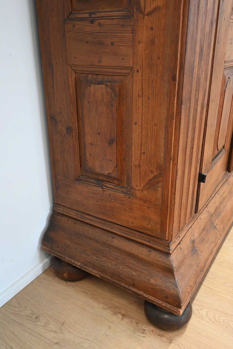 dwustuletnia okazała tradycyjna szafa kołkowana 082901