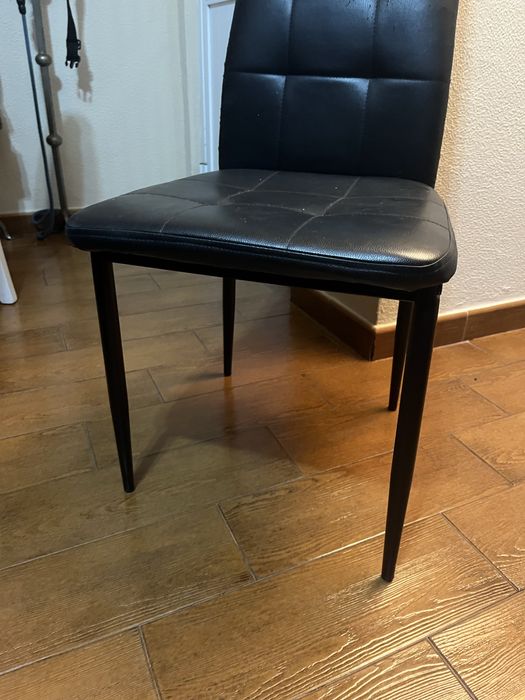 Mesa de sala de jantar com oferta de 3 cadeiras