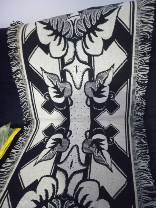 Bardzo ładna narzuta z welny na kanapę i dwa fotele na dwie strony