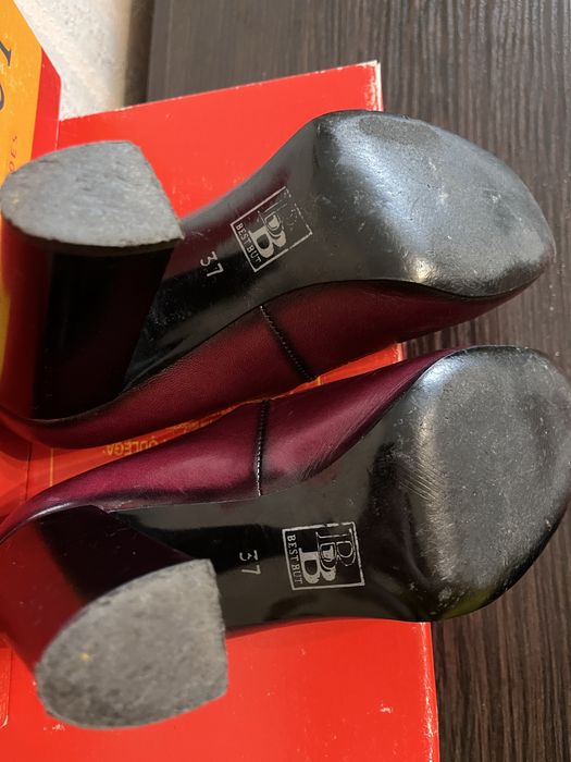 Шкіряні туфлі на підборі з пояском, 37