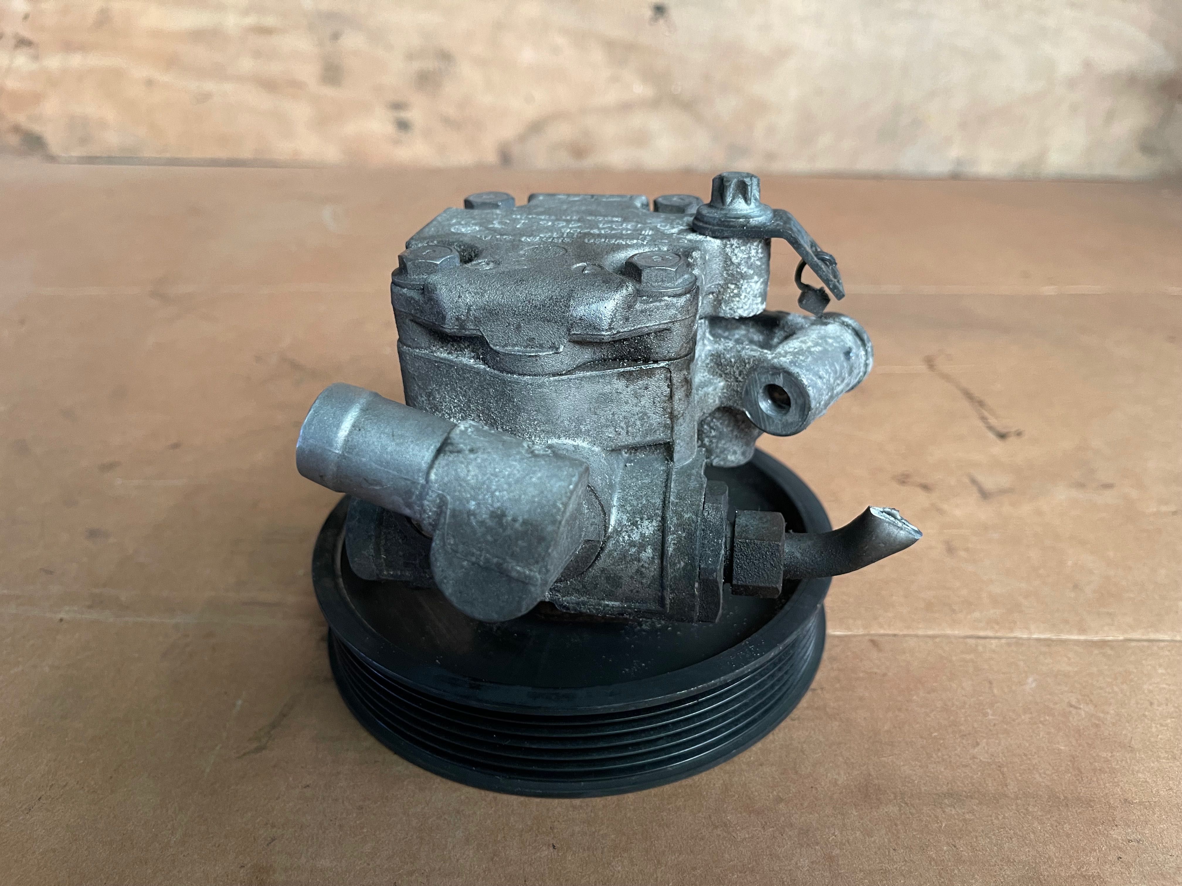 Bomba Direção assistida Mercedes W203 C220 Cdi KYB A0044.461301