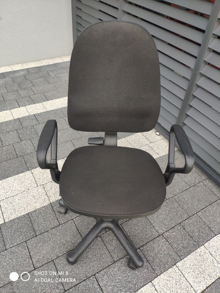Krzesło obrotowe z amortyzatorem