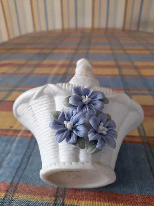 Biskwitowy komplet : koszyczek i świecznik.