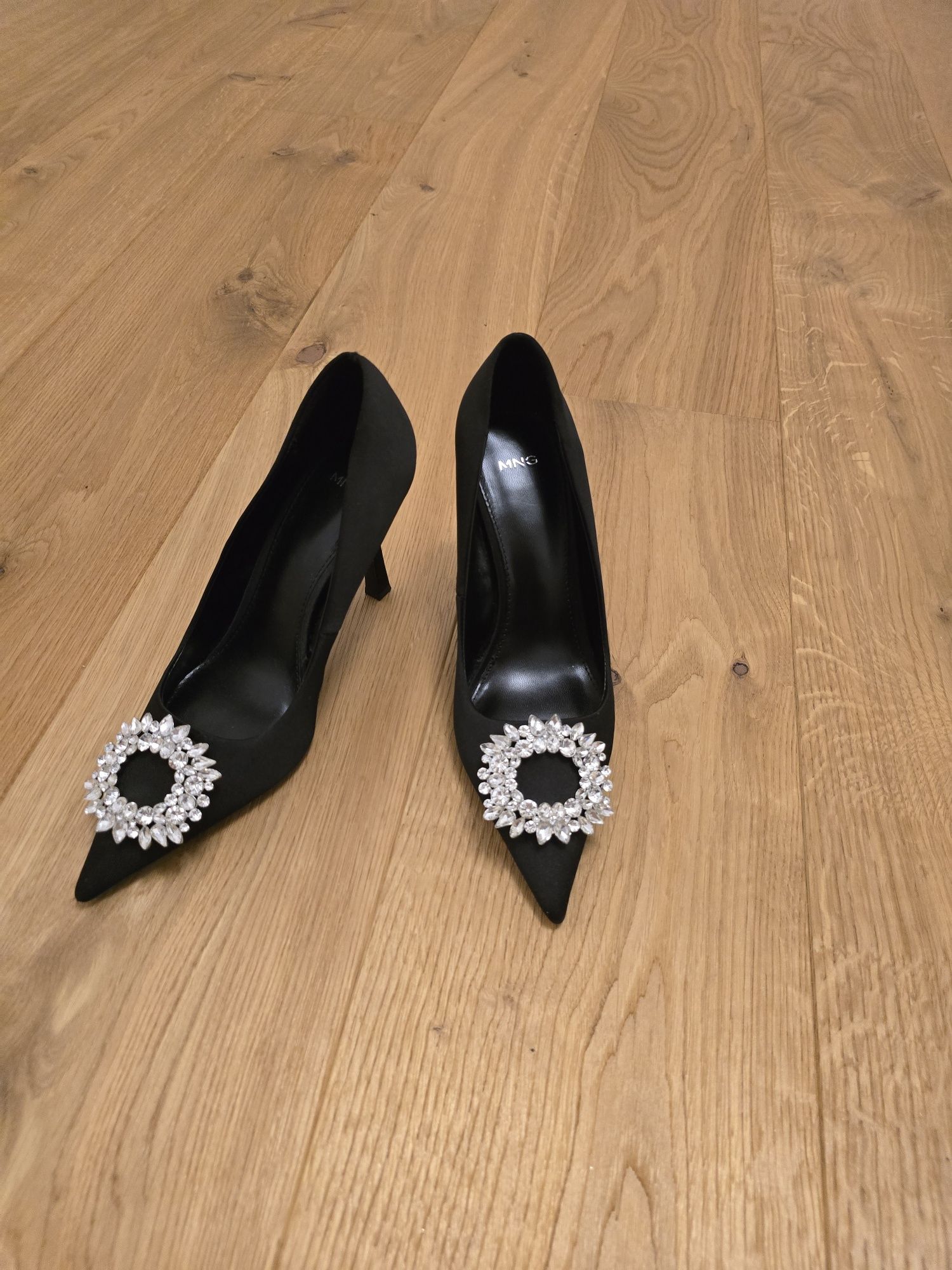 Buty na obcasie z biżuteryjną ozdobą