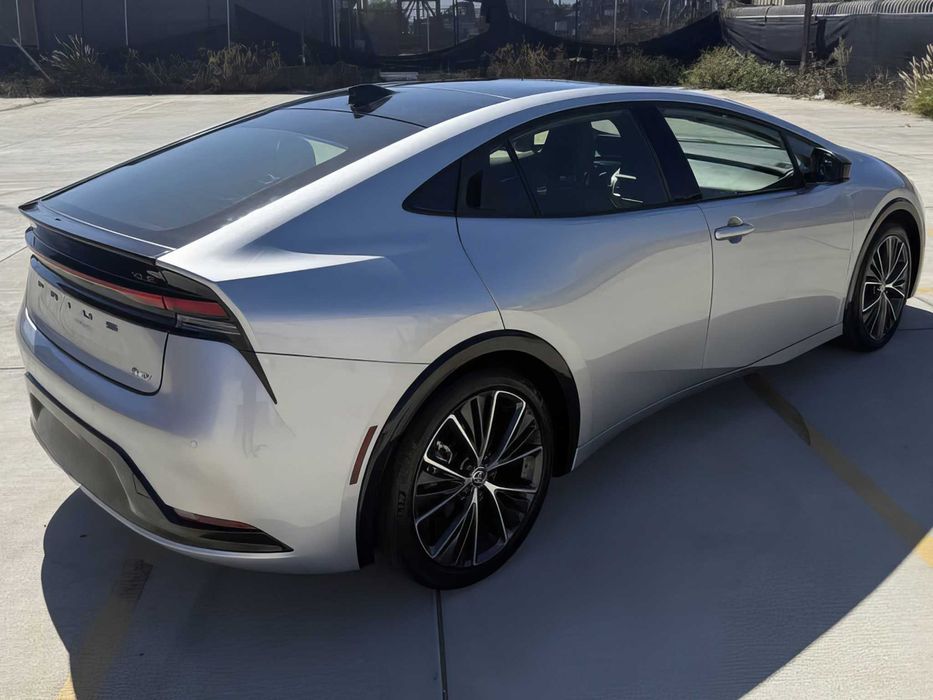 Toyota Prius      2024