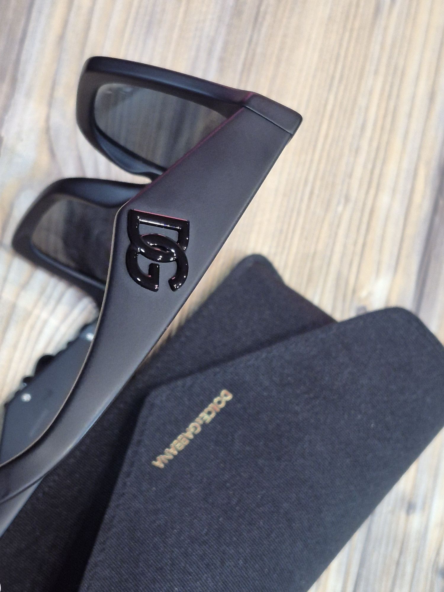 Matowe czarne, ekstrawaganckie okulary przeciwsłoneczne DG 4434 od D&G