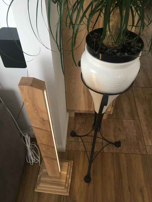 Lampa stojąca drewniana