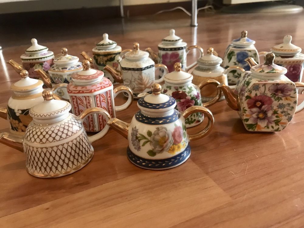 14 chaleiras ou bules em porcelana em miniatura