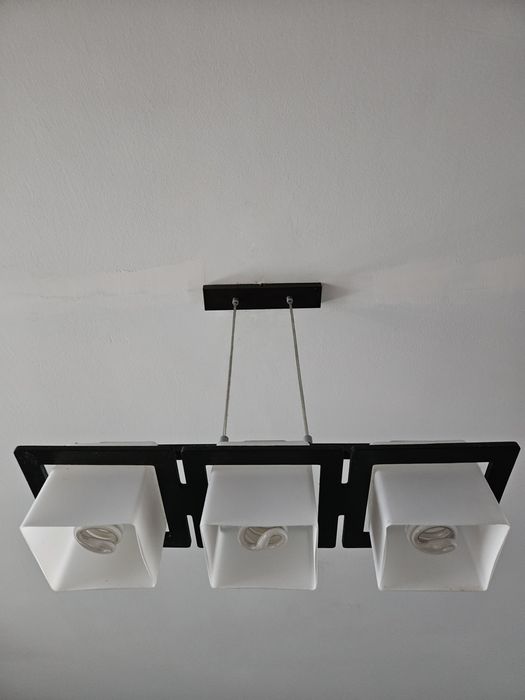 Klasyczna drewniana lampa wisząca  potrójna mleczny klosz