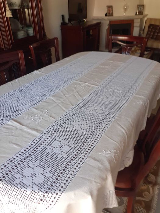Toalha de mesa em linho e crochet