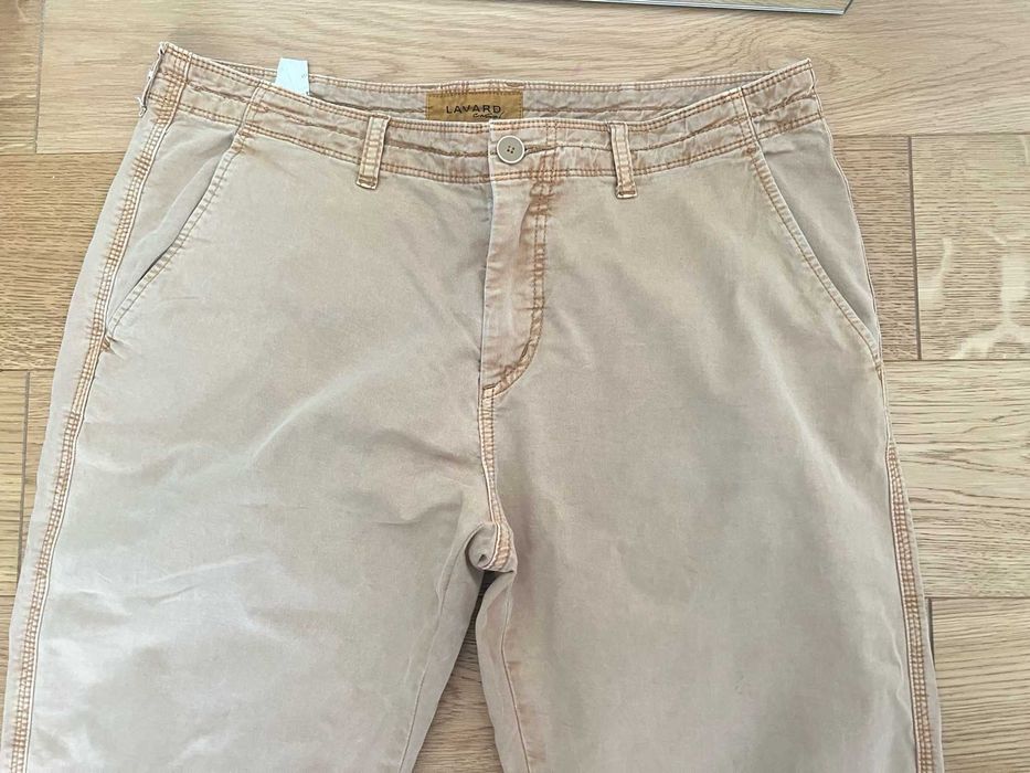 Beżowe spodnie, Lavard
