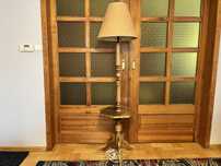Lampa nocna stojąca ze stolikiem, drewniana, z abażurem