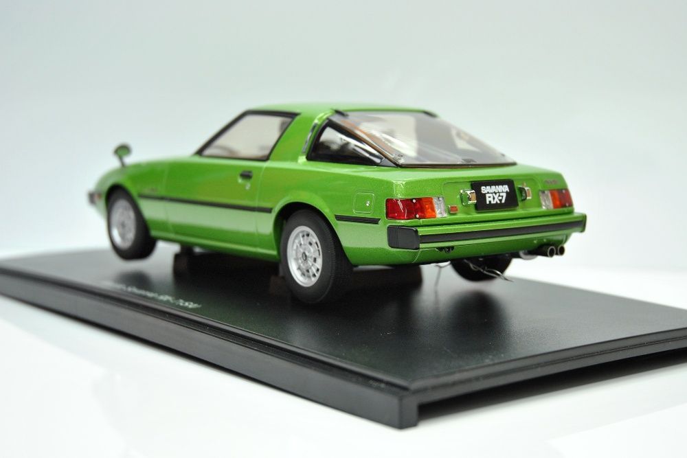 1/18 модель Mazda Savanna RX-7 (SA) GT-Limited 1978 AUTOart