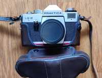 Máquina fotográfica antiga e lentes.