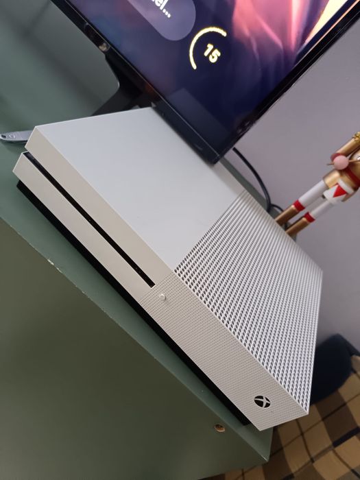 Xbox One S 1TB + comando + GTA V e COD — impecável
