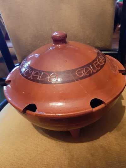 Púcara da queimada galega com chávenas e colher