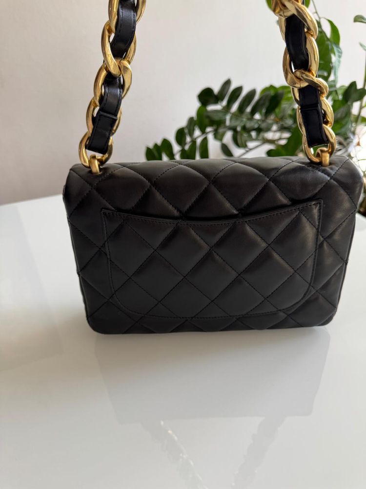 Na sprzedaż: Luksusowa torebka Chanel 19 w rozmiarze małym