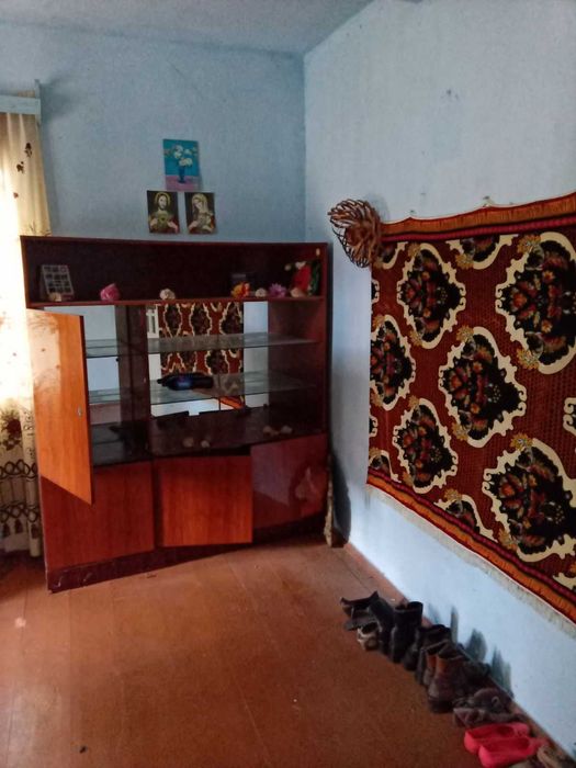 Продаётся сервант старинный.