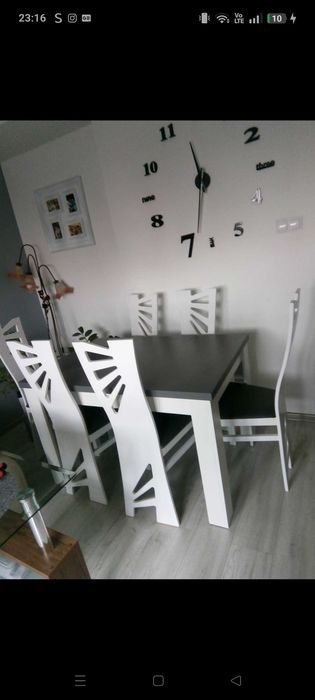 Stół rozkładany z krzesłami