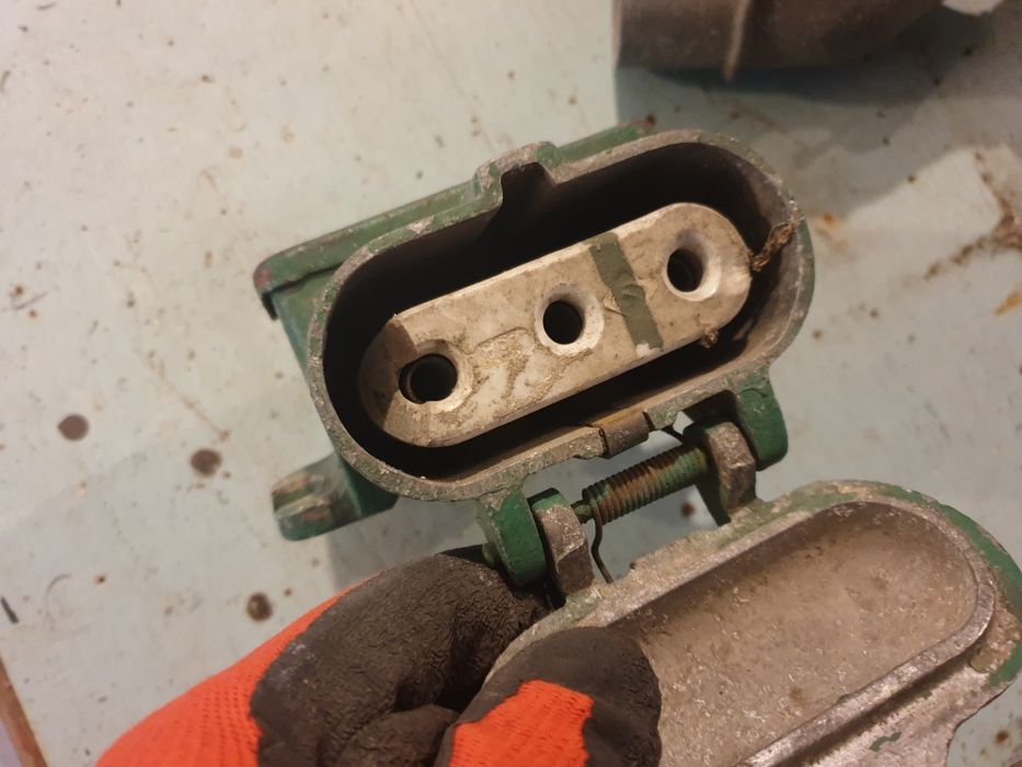 Wtyczka I gniazdo płaskie 25A 380V ma 3 bolce.