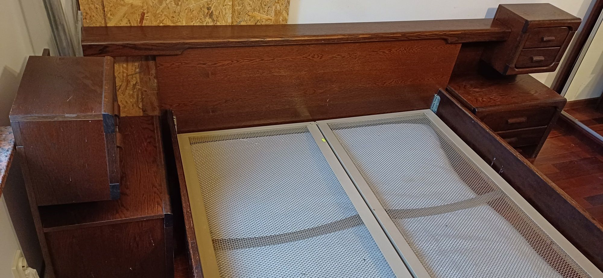 Łóżko do sypialni z szafkami, drewniane, holenderskie.