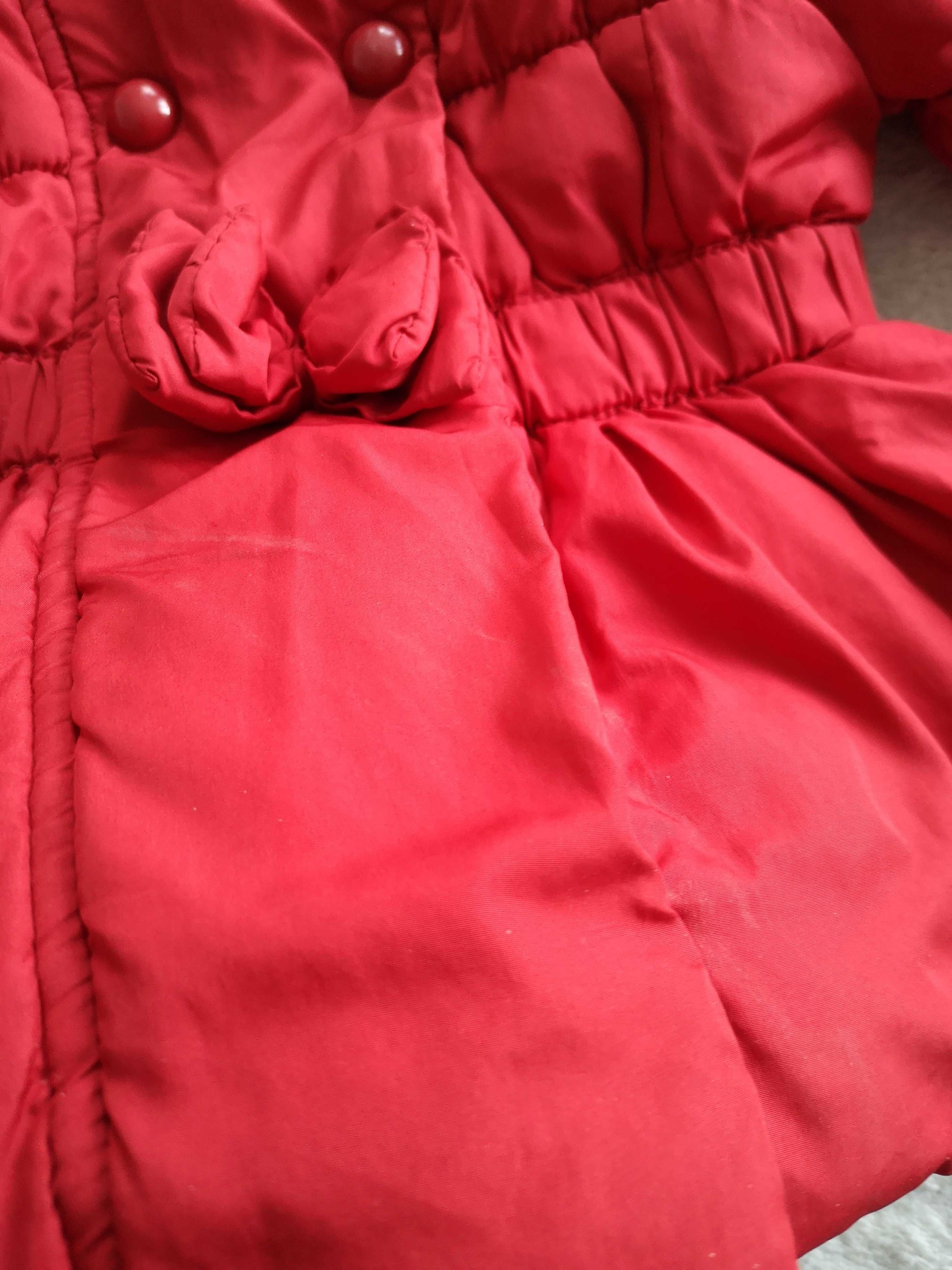 Czerwona elegancka kurtka z kapturem Next 92 futerkiem kokardą
