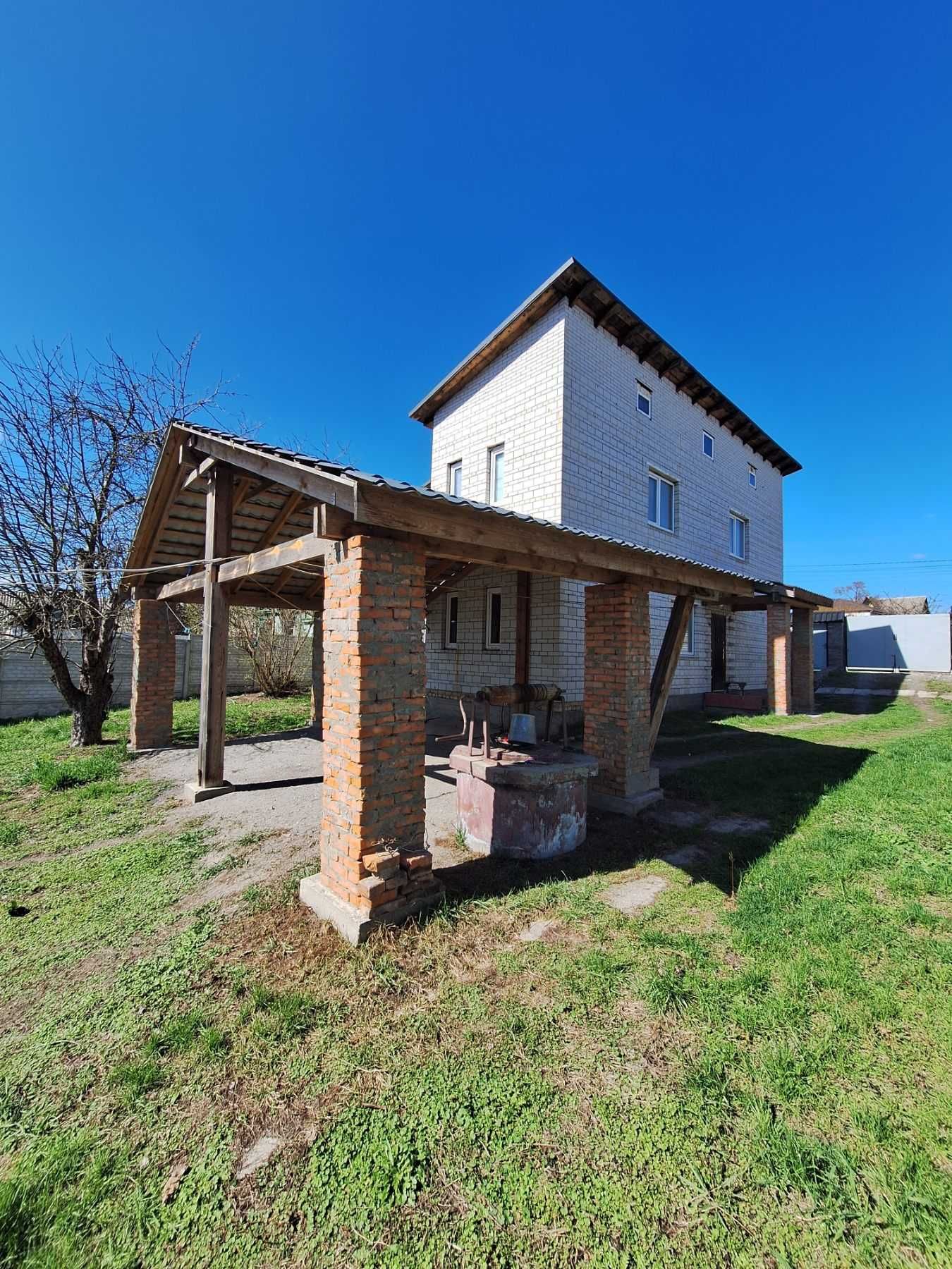 Продам 2-х поверховий будинок 156м2 на ділянці 13 сот, гарний стан.