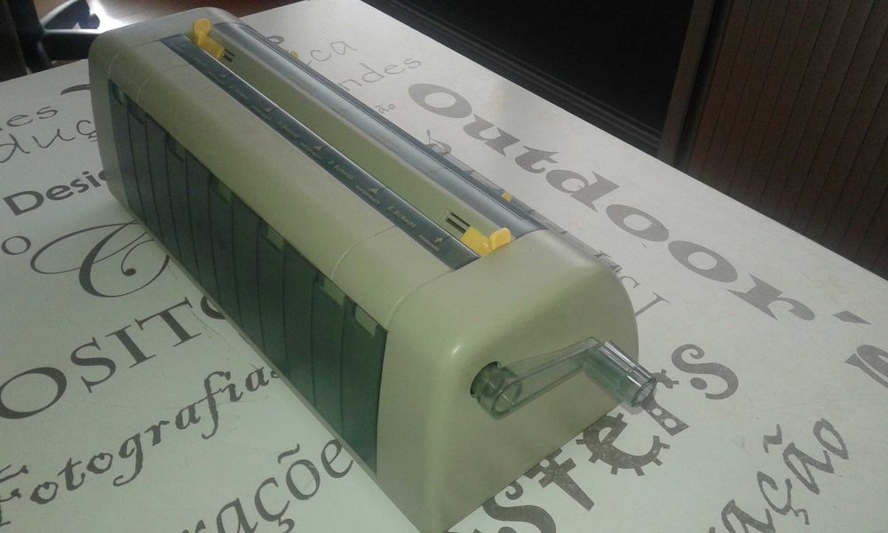 Máquina de cortar cartões visita