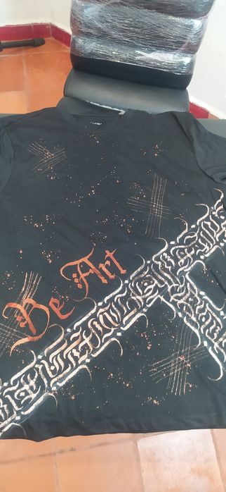 T-shirt personalizada a mão