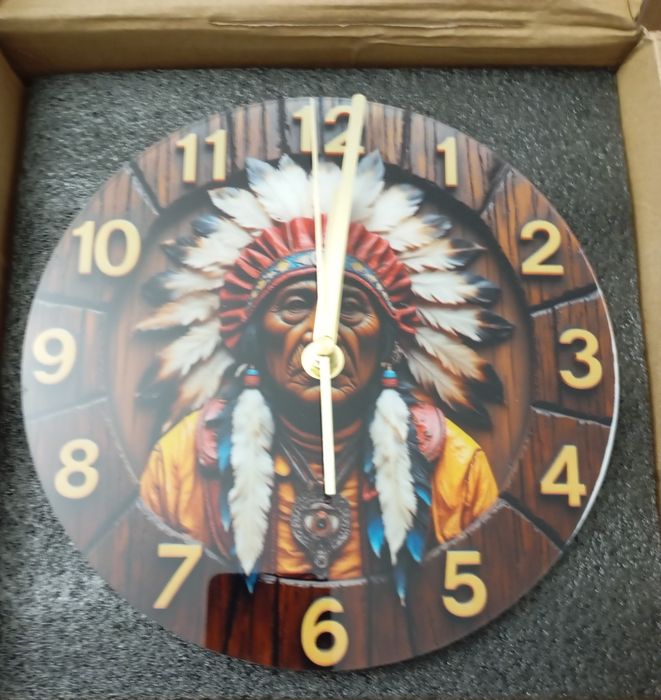 Vários relógios de parede motivo indios