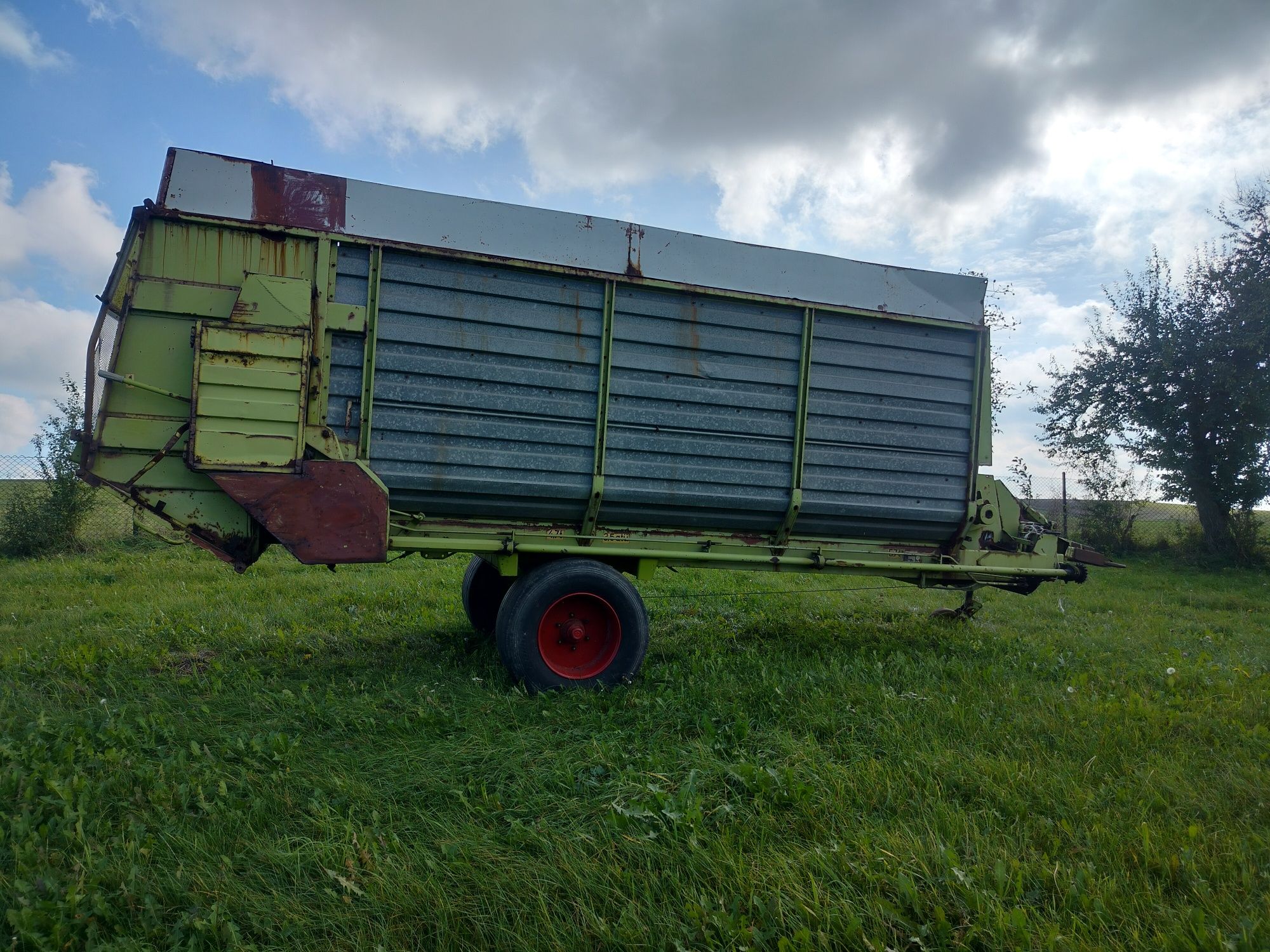 Rozrzutnik  przyczepa  d35 wyładowcza objetosciowa claas