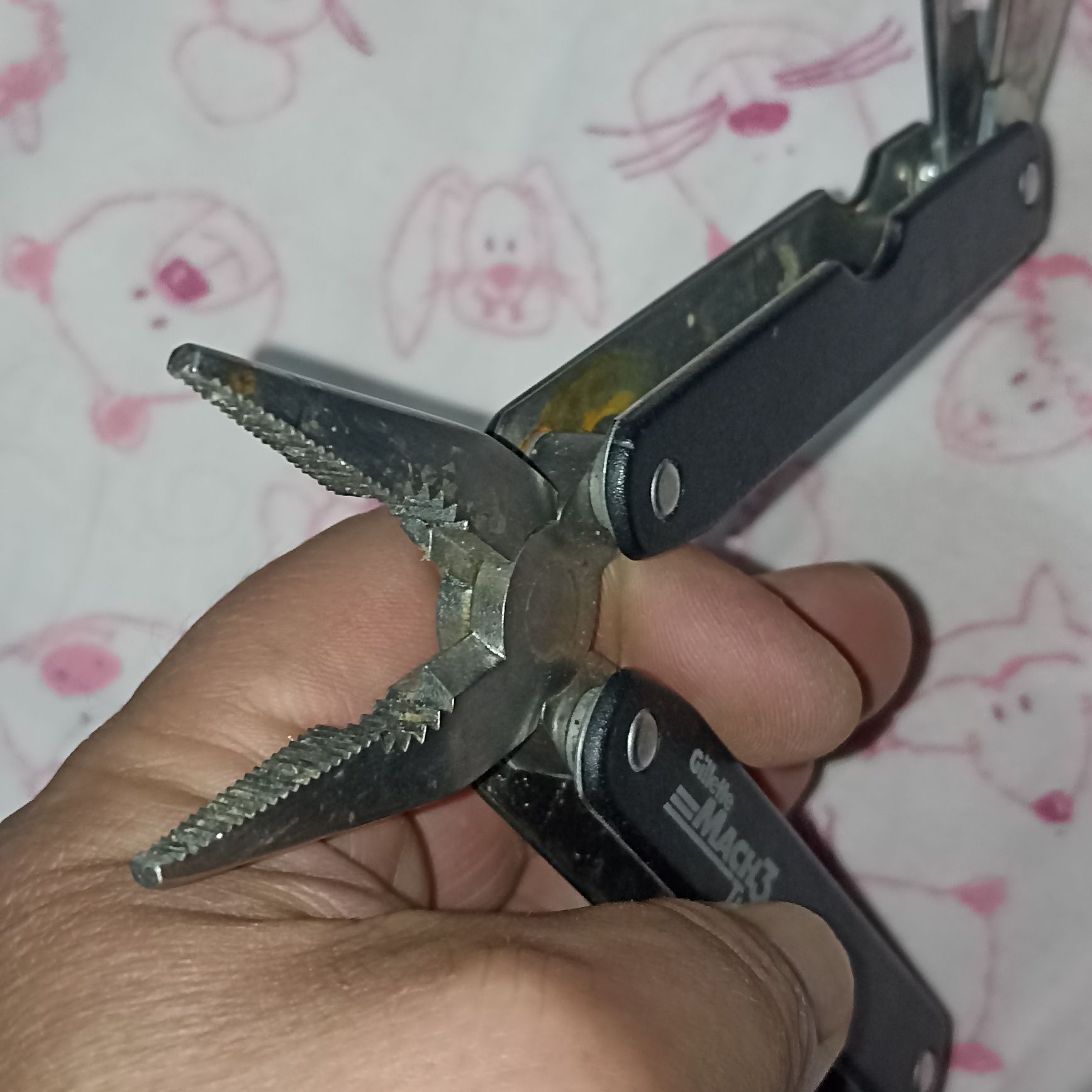 Alicate com vários acessórios da Gillette Mach3 Turbo