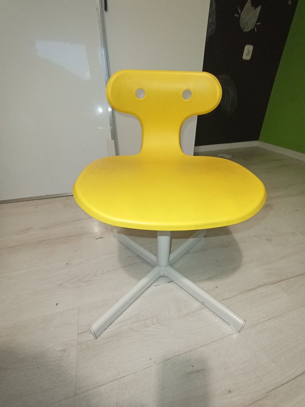 Krzesło IKEA żółte