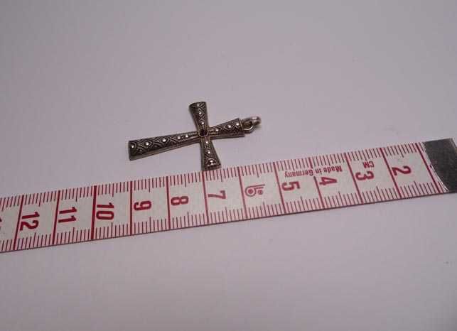 Przedwojenny srebrny krzyż krzyżyk miniaturowy fioletowy kamień.