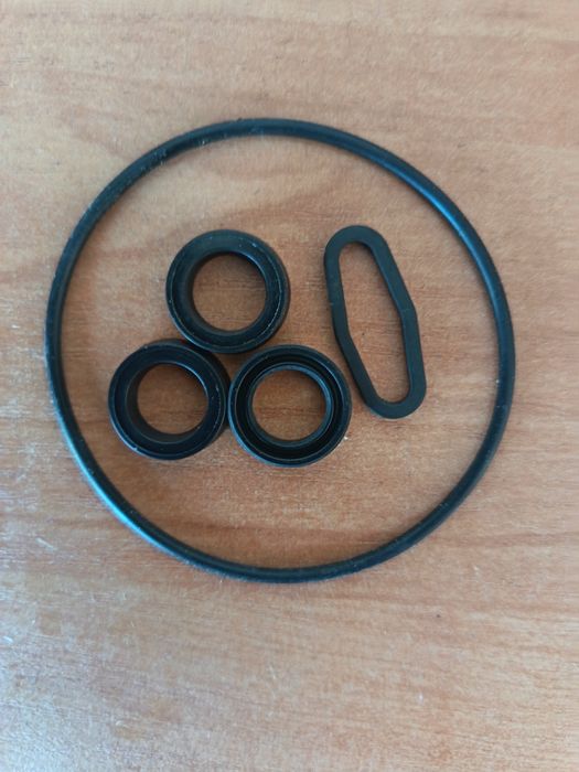 Uszczelniacze wodne i uszczelki pompy Lavor myjki ciśnieniowej.