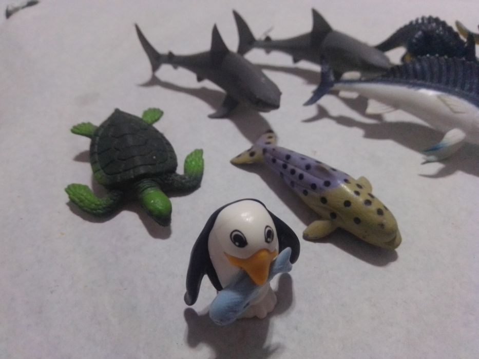 Bonecos de animais marinhos e dinossauros