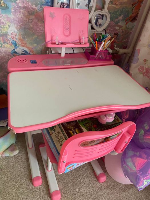 Дитячий столик та стільчики . Зростаюча парта .