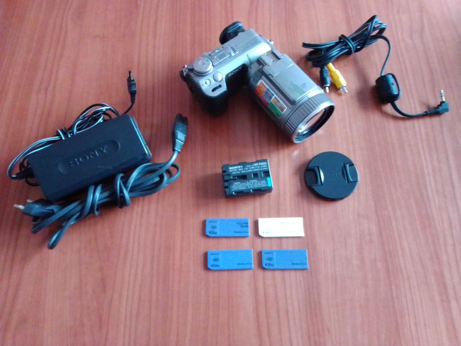 Maquina fotográfica Sony DSC-F707, com avaria.