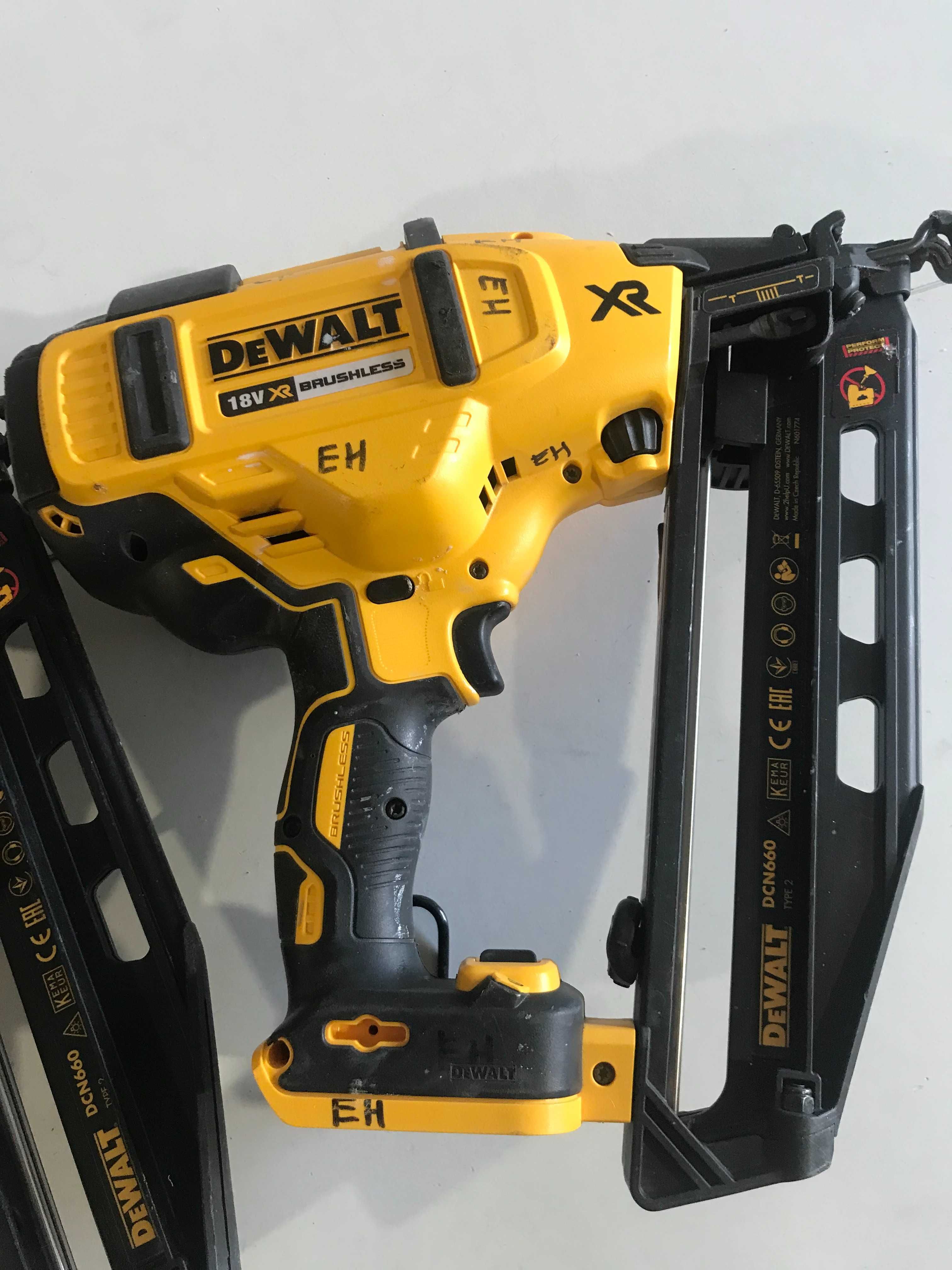 Акумуляторний пістолет цвяхозабивний DeWALT DCN660N  з Англії