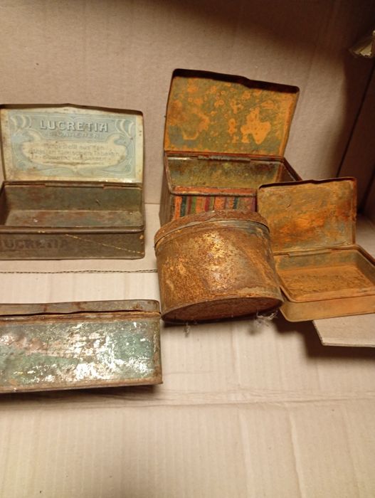Stare pudełko puszka metalowa